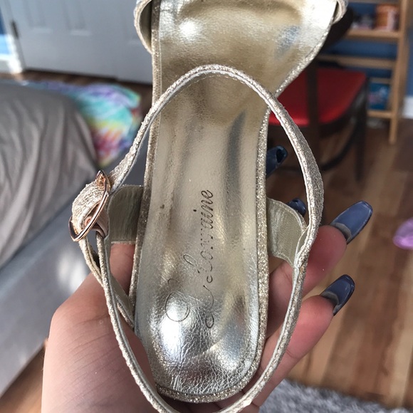 Heels - Picture 4 of 4